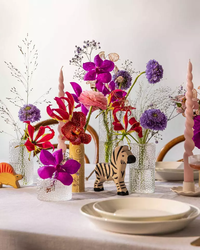 Des fleurs colorées et des figurines animaux décorent la table