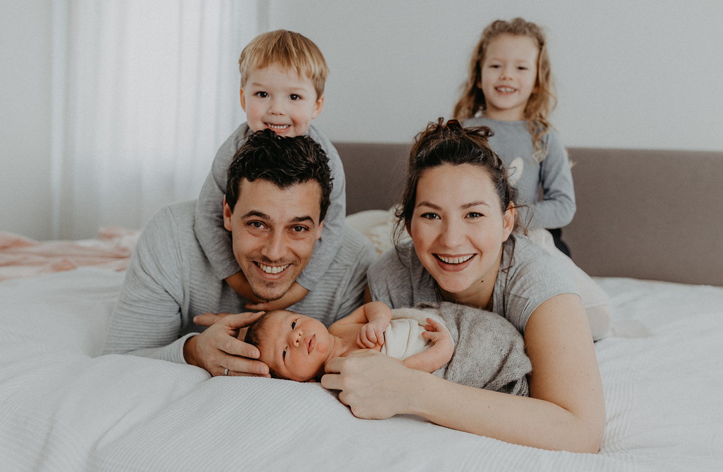 Famille avec nouveau-né et frère et soeur