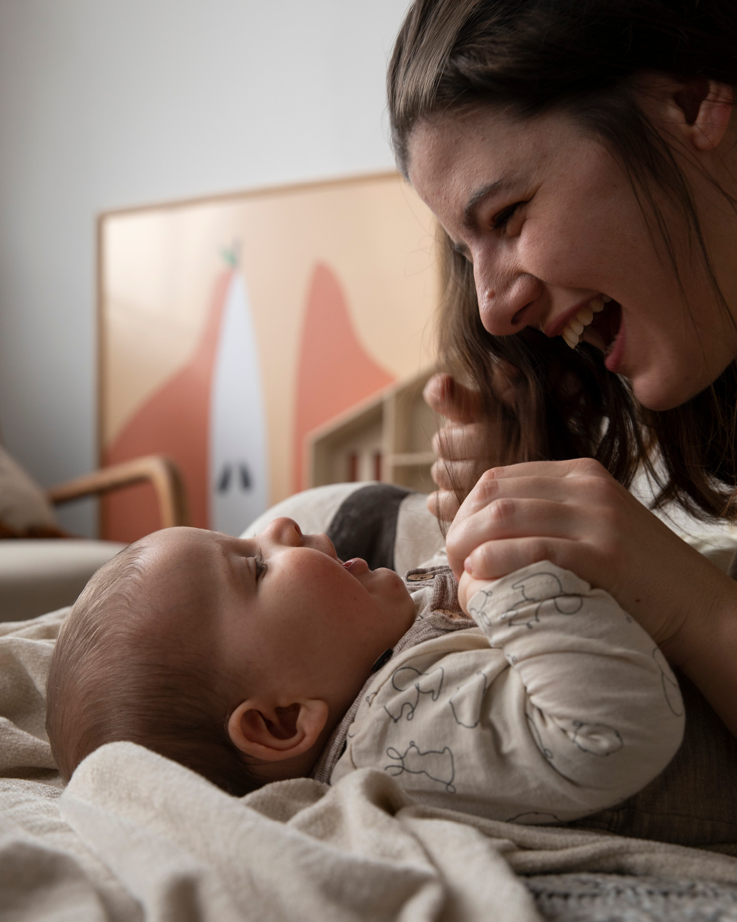 Maman et bébé rigolent ensemble