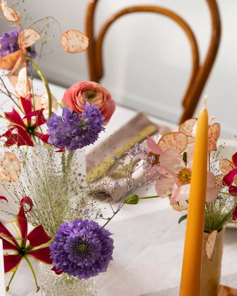 Décoration de table pour le baptême avec des fleurs multicolores