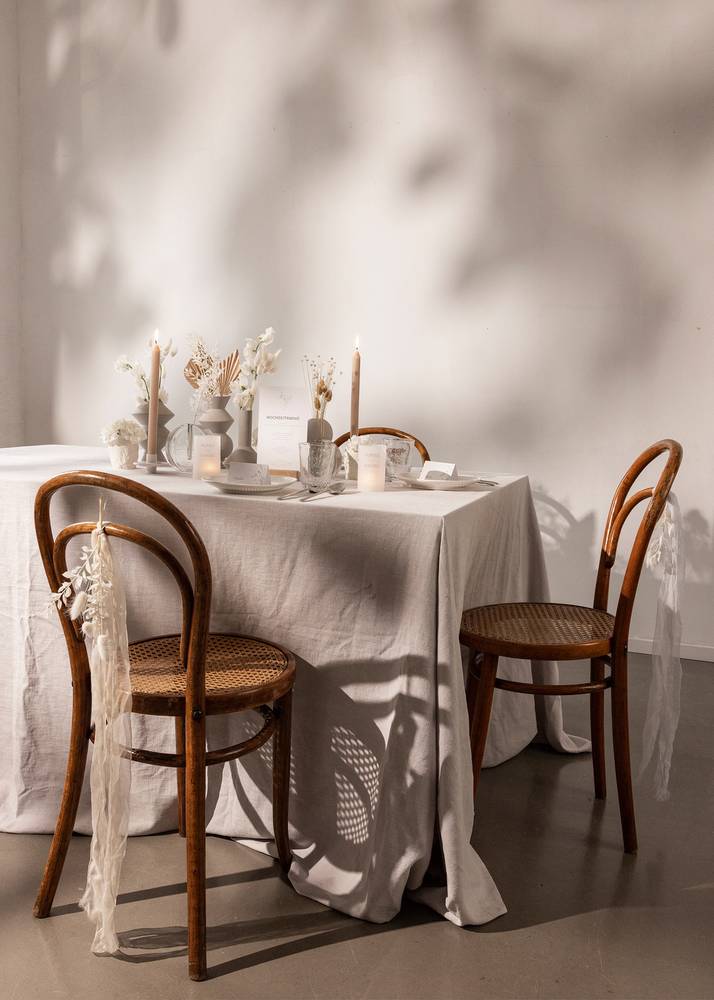  Table de mariage décorée et dressée en beige