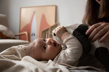 Bébé sourire avec maman 