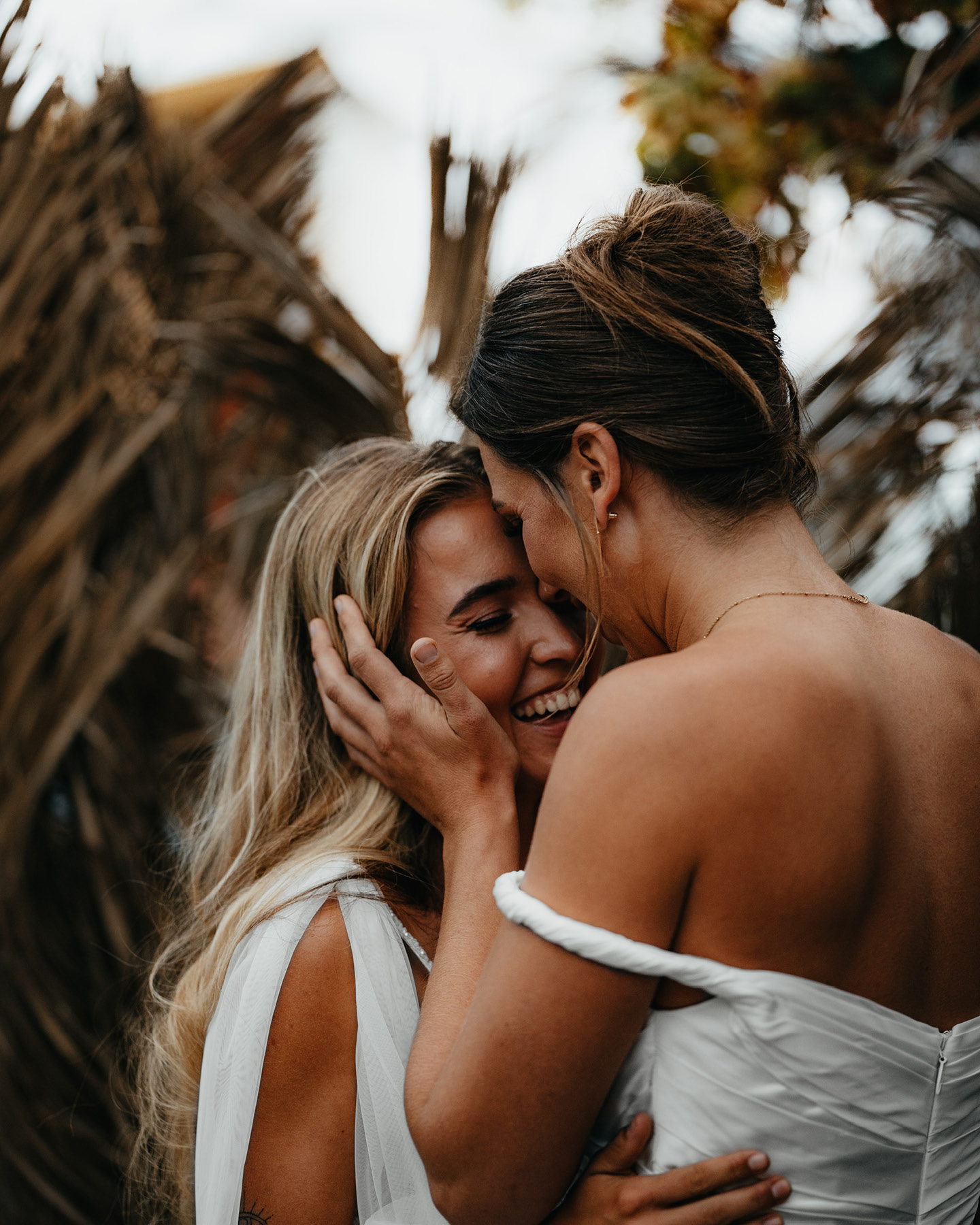 Deux mariées heureuses, le jour de leur mariage.