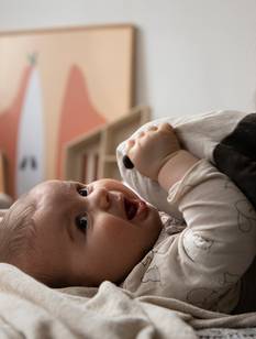 Bébé sourire avec maman 