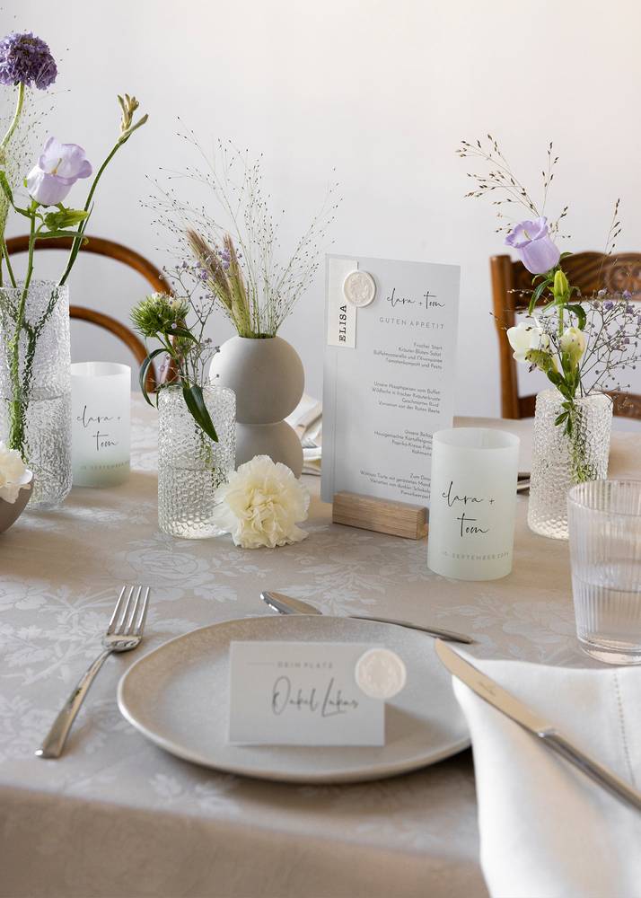 Table de mariage au look greenery avec sceaux DIY sur la papeterie