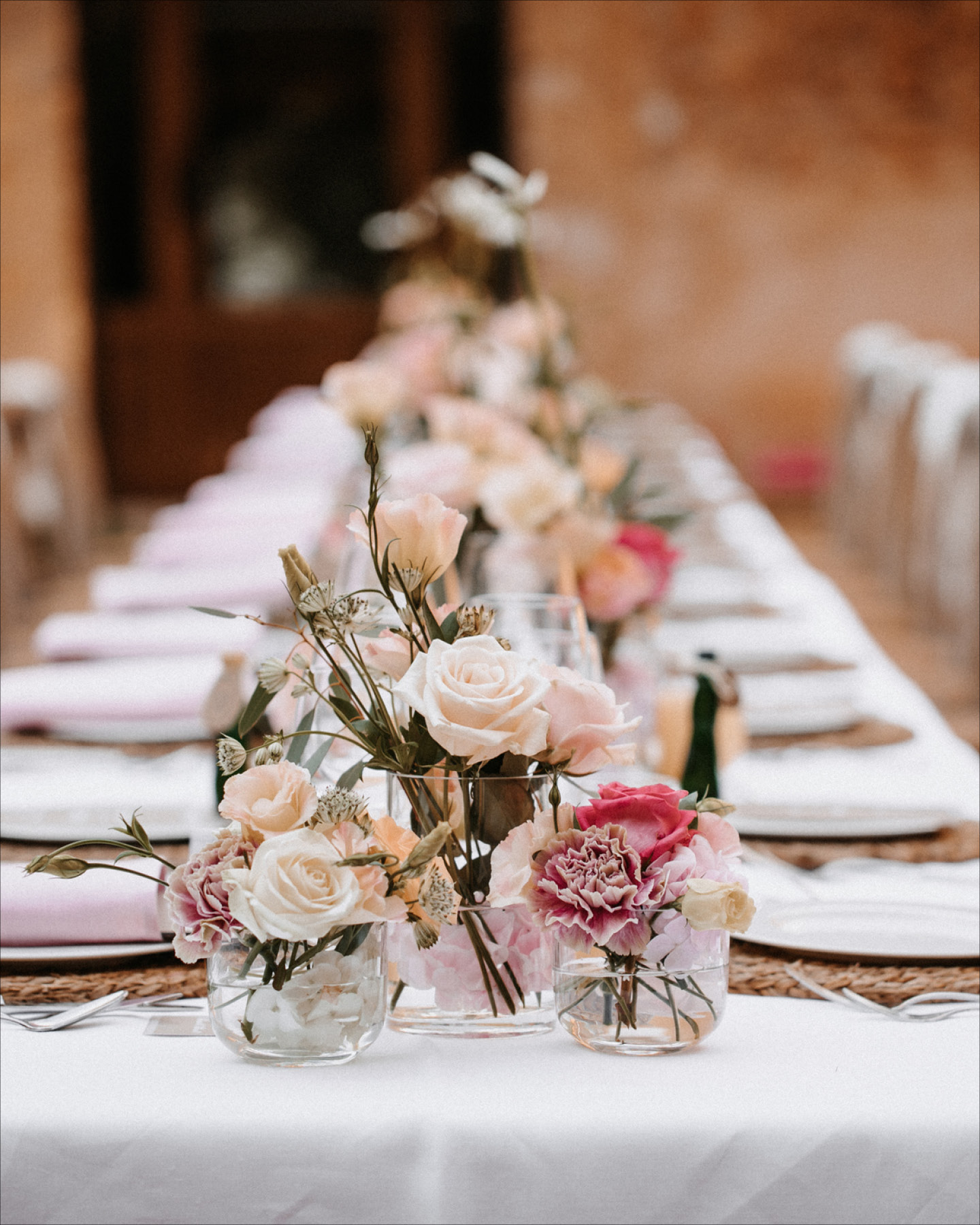 Décoration table florale pour un baptême printanier