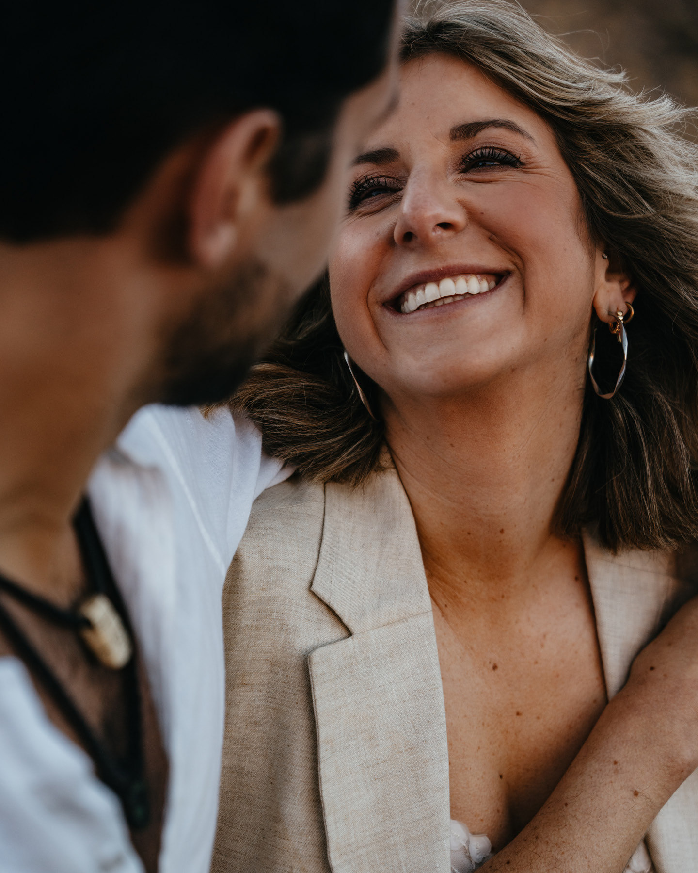 Gros plan d'un couple de mariés se regardant amoureusement.